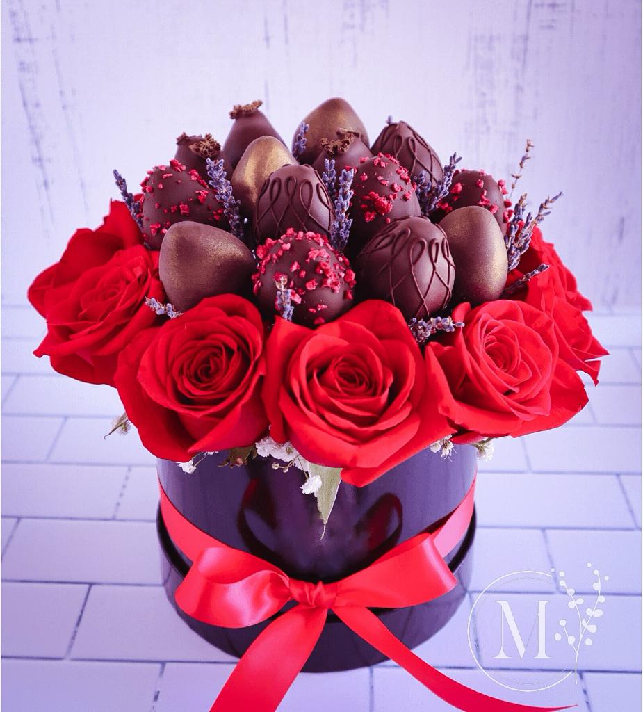 Roses and Strawberries with cocolate