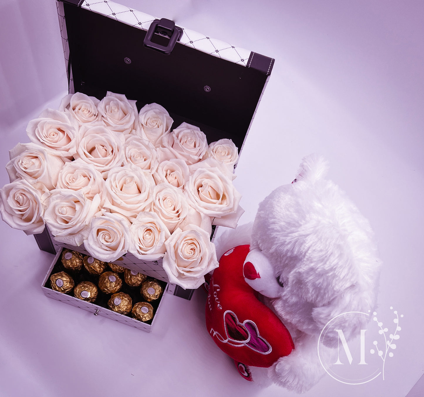 TEDDY BEAR AND WHITE ROSES